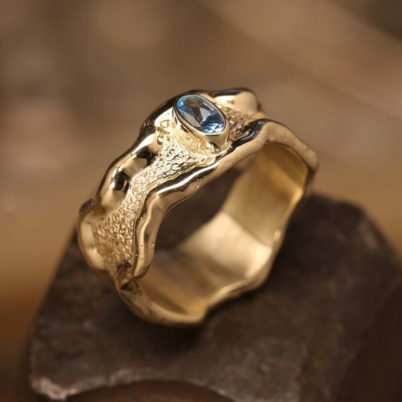 Bague vintage en or forgé incrustée de cristaux bleus