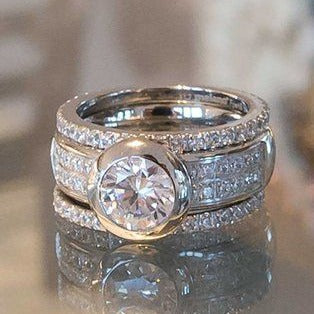 Bague vintage en or et en métal brillant