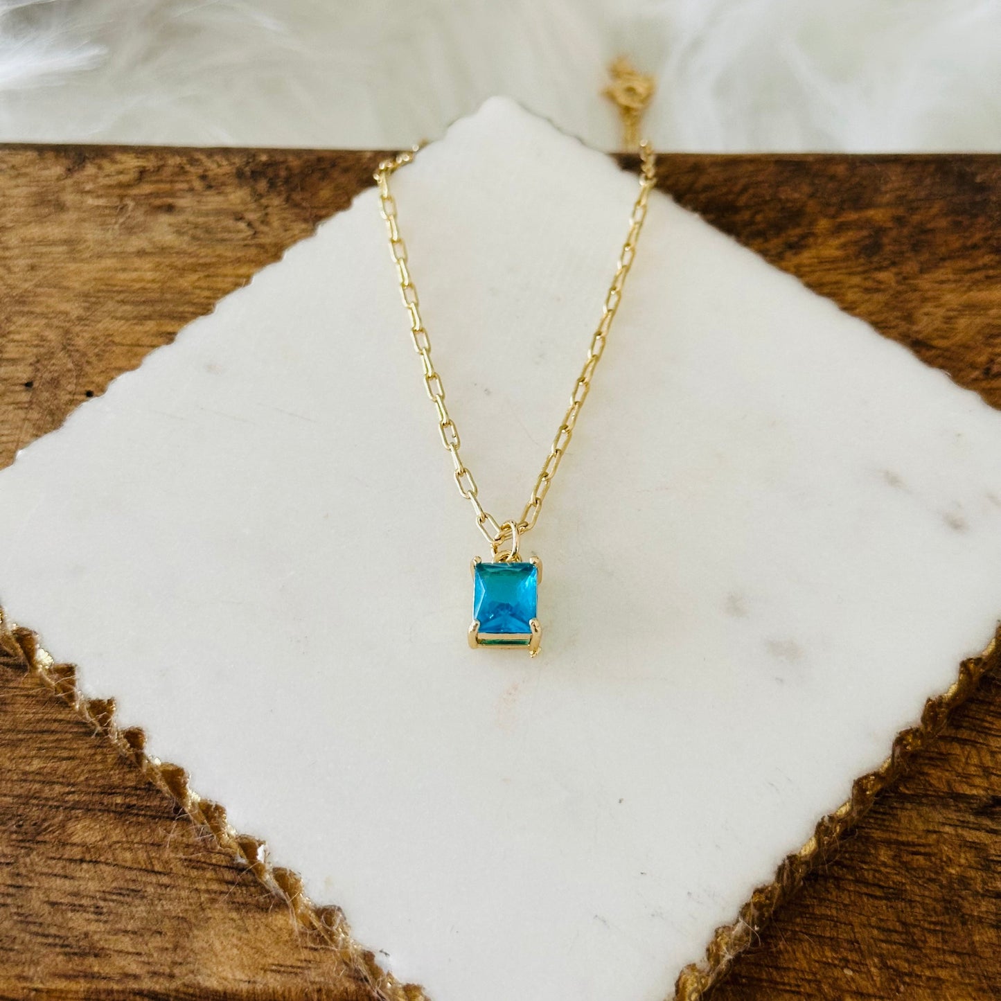 Collier à breloques en forme d'émeraude