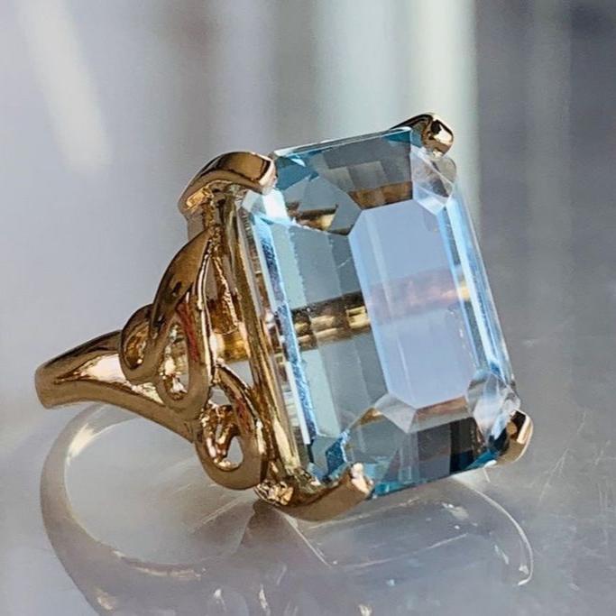 Bague vintage en or et cristal bleu