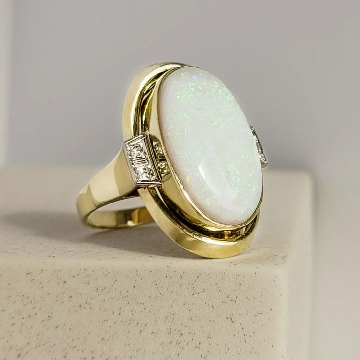 Bague vintage en or avec opale blanche et zirconium