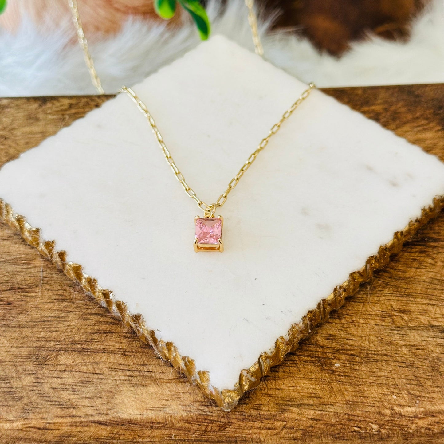 Collier à breloques en forme d'émeraude
