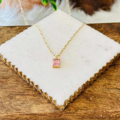 Collier à breloques en forme d'émeraude