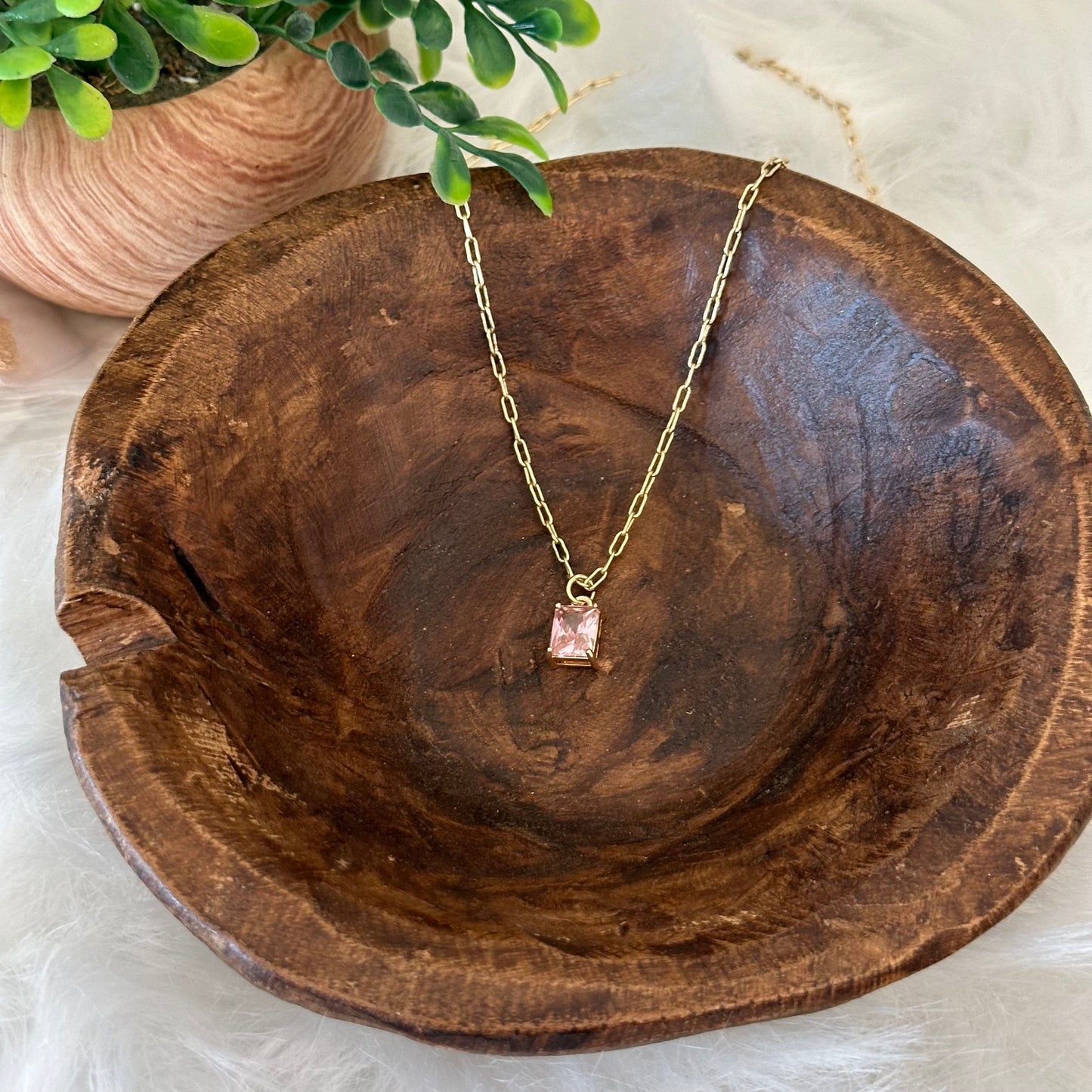 Collier à breloques en forme d'émeraude