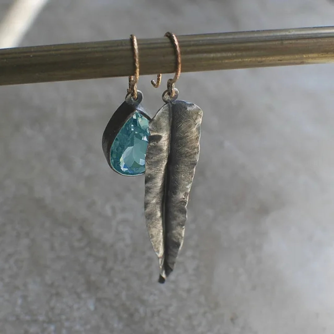 Boucles d'oreilles feuilles vintage avec cristal bleu