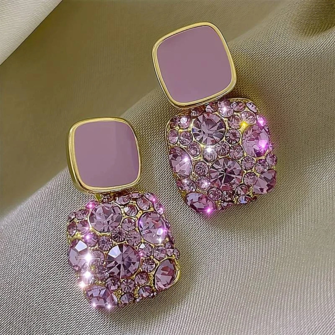 Boucles d'oreilles mauves élégantes et brillantes