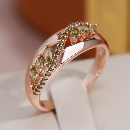 Bague élégante verte et brillante
