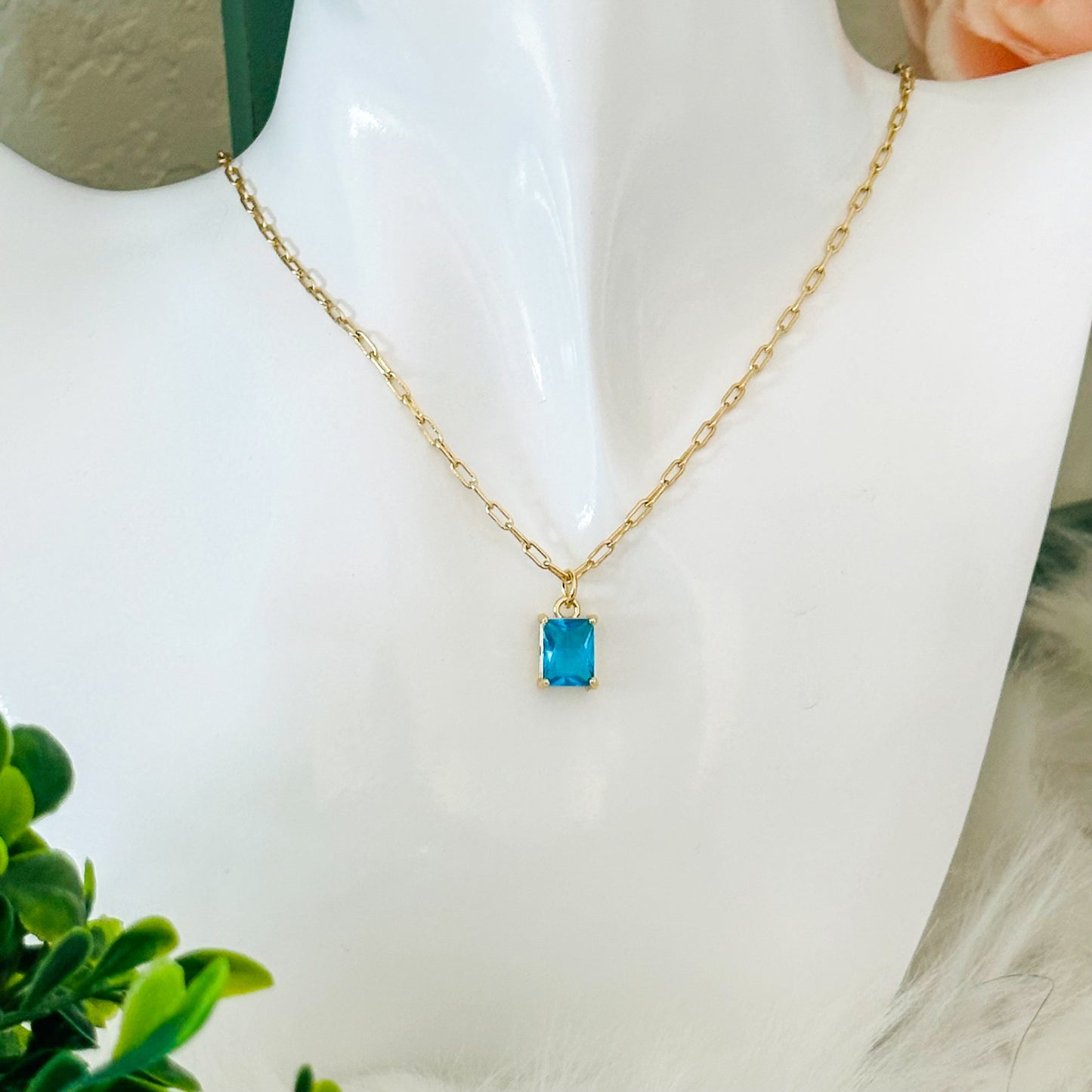 Collier à breloques en forme d'émeraude