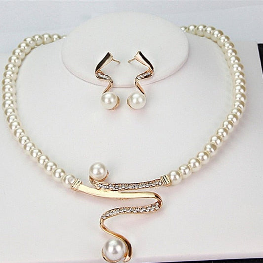 Ensemble collier + boucles d'oreilles en perles naturelles