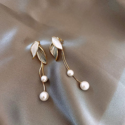 Boucles d'Oreilles Feuille Verte et Opale Blanche avec Perles en Or