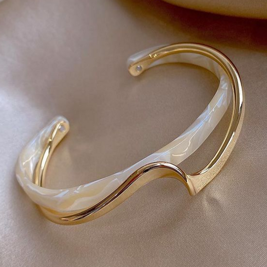 Bracelet élégant en or avec opale blanche