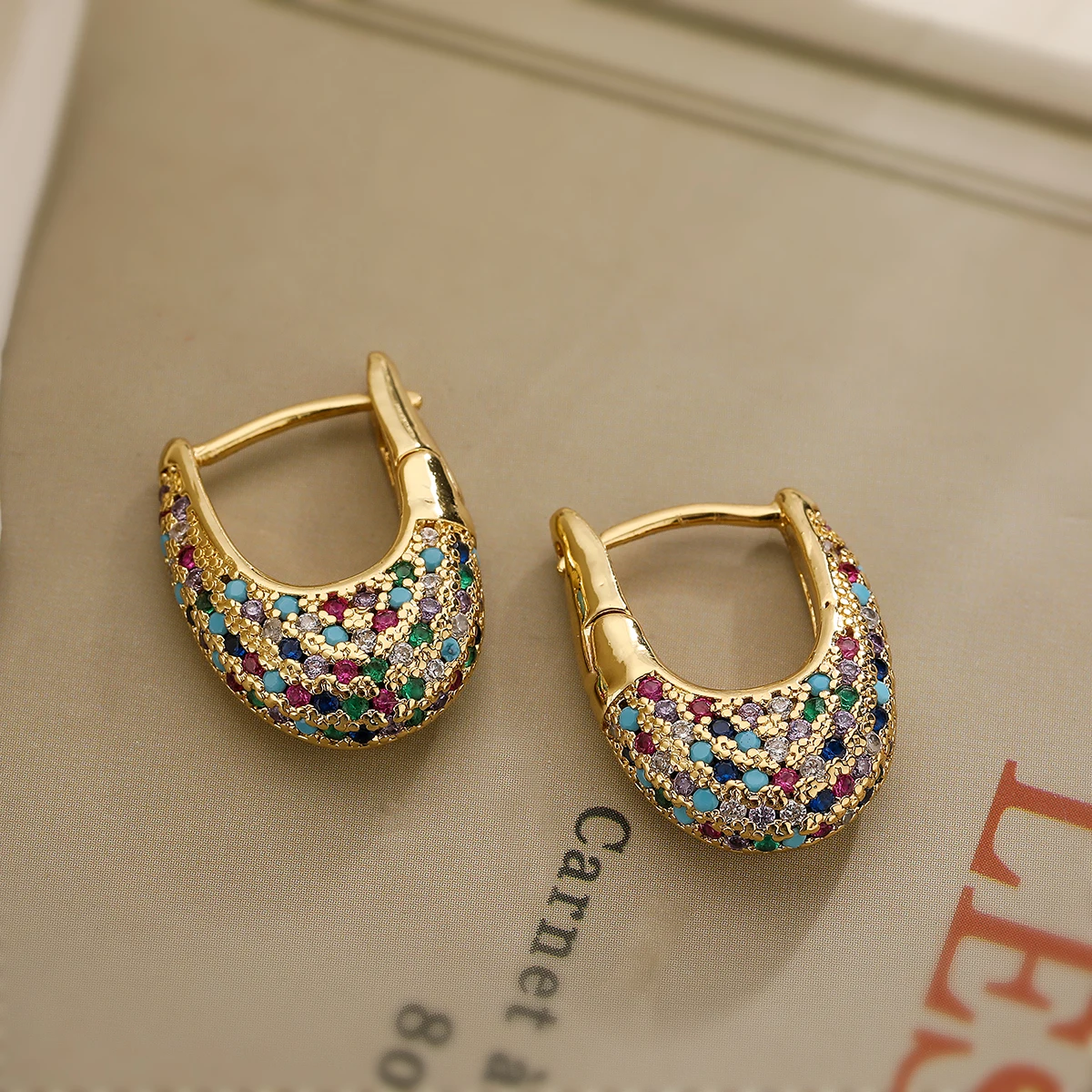 Boucles d'oreilles élégantes avec incrustations d'or multicolore