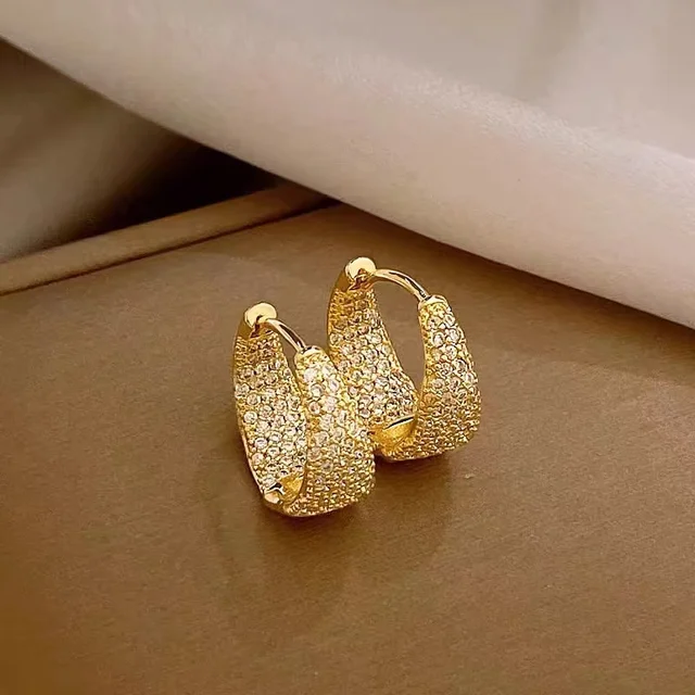 Boucles d'oreilles élégantes et brillantes en forme de panier