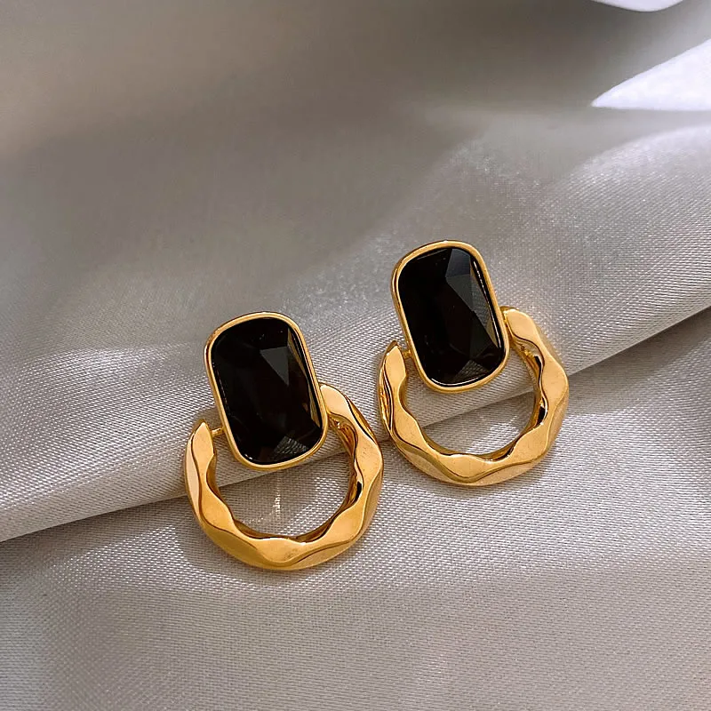 Boucles d'oreilles en cristal noir et or élégant