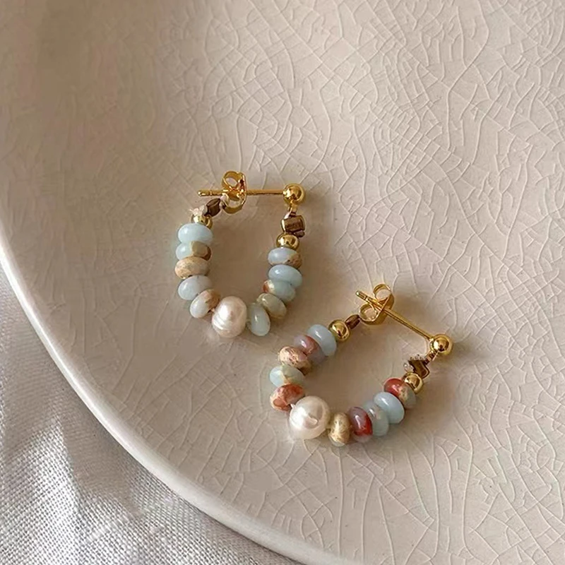Boucles d'oreilles avec perles et pierres de couleur élégantes