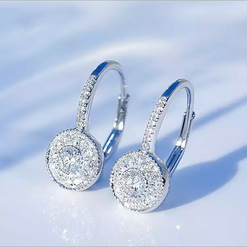 Boucles d'oreilles rondes élégantes et brillantes
