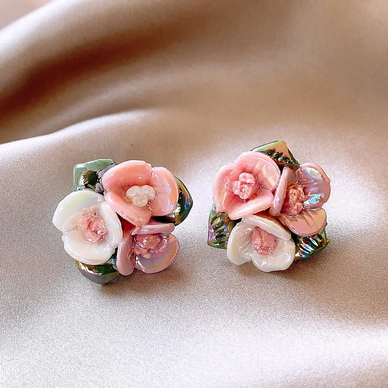 Boucles d'oreilles élégantes en forme de fleurs roses
