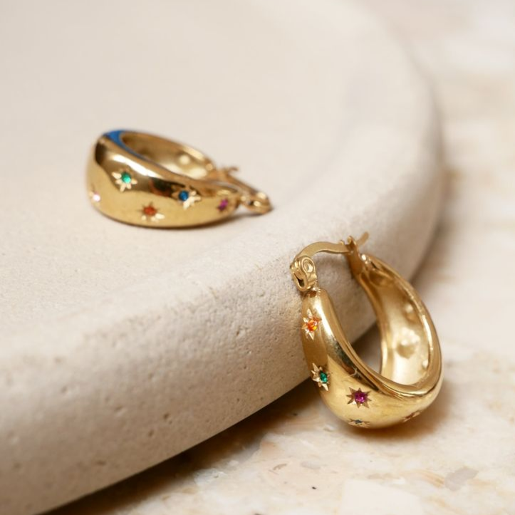 Boucles d'oreilles élégantes en or avec étoiles multicolores