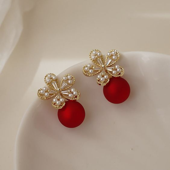 Boucles d'oreilles élégantes en fleurs et perles rouges
