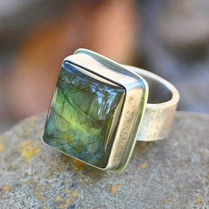 Bague carrée verte en argent vintage