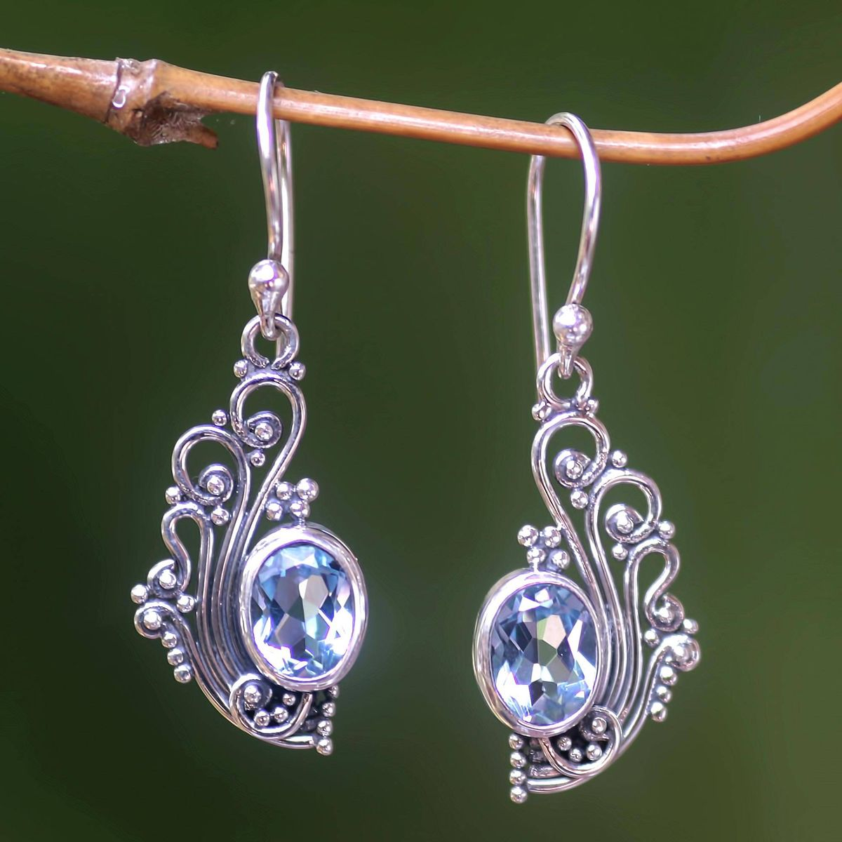 Boucles d'oreilles en cristaux bleus étincelants en argent vintage